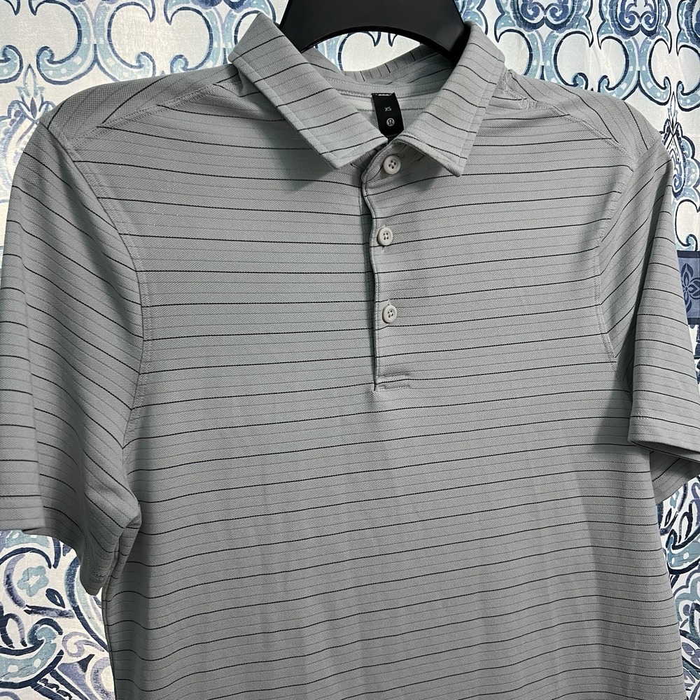 Lululemon Evolution Polo Mens XS Blue Striped Tech Golf Shirt Short Sleeve